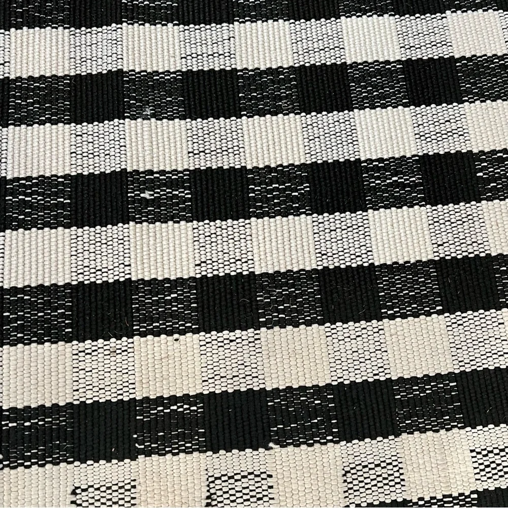 Like New Mohawk Indoor Outdoor Black & White Checkered 2’x3’ Rug